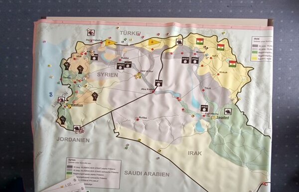 Karte mit Konfliktzonen und Truppenbewegungen in Syrien und Irak, genutzt für ein politisches Planspiel.