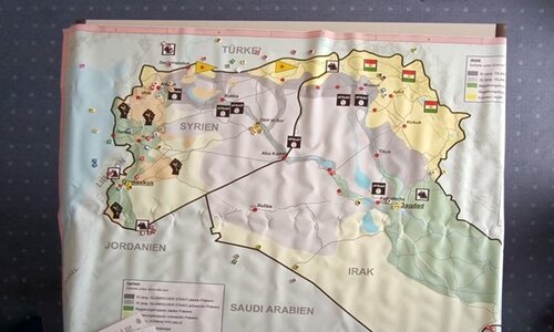 Karte mit Konfliktzonen und Truppenbewegungen in Syrien und Irak, genutzt für ein politisches Planspiel.