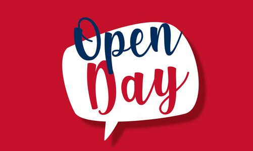 In einer weißen Sprechblase ist die Aufschrift "Open Day" zu sehen, wobei "Open" in dunkelblauer und "Day" in roter Schreibschrift gehalten ist. Der Hintergrund ist rot.
