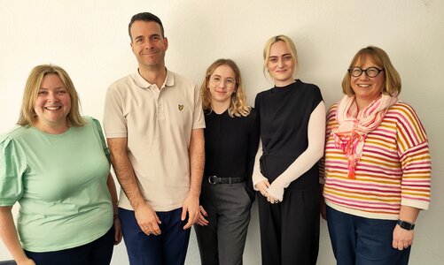 Gruppenbild mit vier Frauen und einem Mann