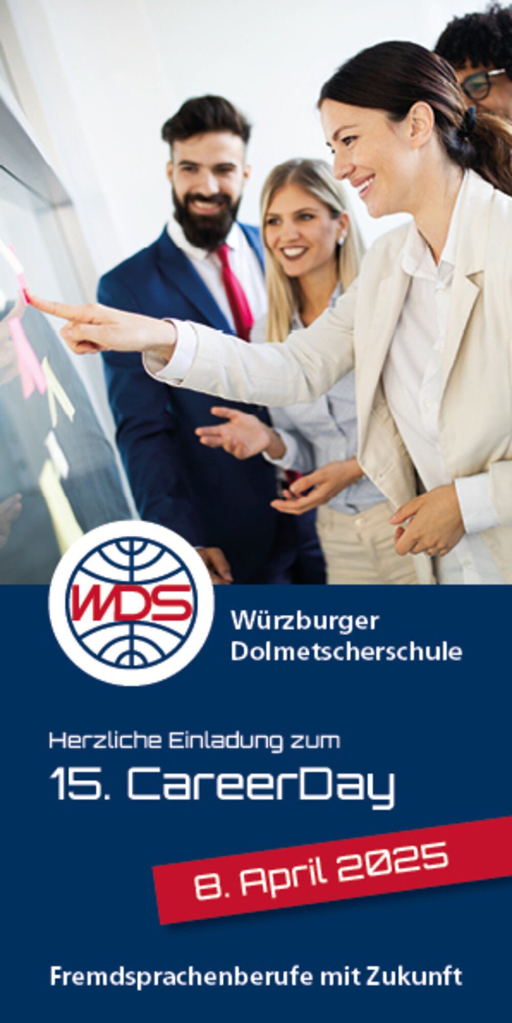Eine Gruppe von Berufstätigen in Business-Kleidung steht lächelnd und diskutierend vor einem Whiteboard. Im Vordergrund zeigt eine Frau auf das Whiteboard. Das Bild wirbt für den 15. Career Day der Würzburger Dolmetscherschule, der am 8. April 2025 stattfindet. Der Text auf dem Bild lautet: "Herzliche Einladung zum 15. Career Day. 8. April 2025. Fremdsprachenberufe mit Zukunft." Das Logo der Würzburger Dolmetscherschule ist ebenfalls abgebildet.