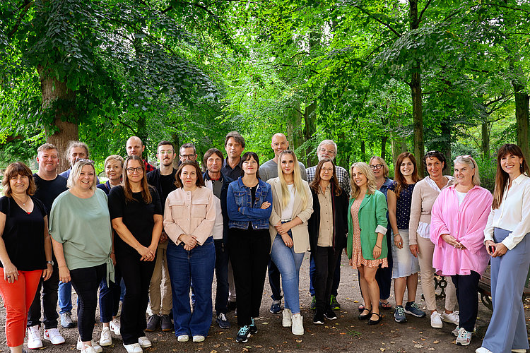 Gruppenbild aller Dozentinnen und Dozenten der WDS vor Bäumen.