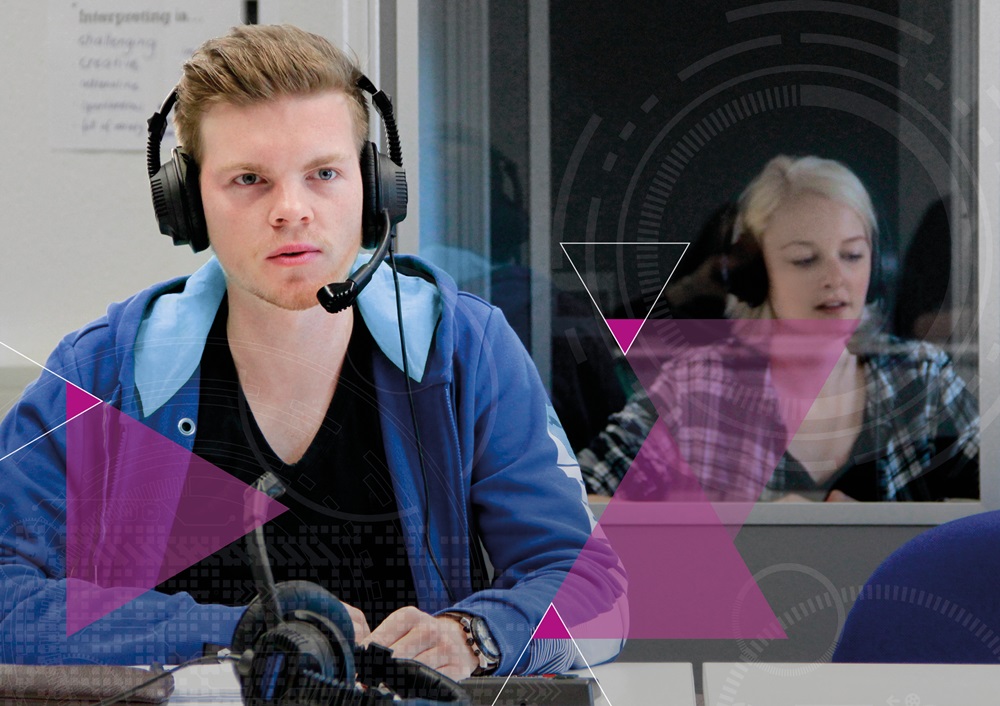 Ein junger Mann mit Dreitagebart sitzt an einem Tisch. Er hat ein Headset auf, vor ihm liegt ein weiteres. Rechts hinter ihm sitzt ein junge Frau, die ebenfalls ein Headset trägt, in einer Glaskabine. Das Bild ist bearbeitet: lilafarbene, unterschiedlich angeordnete Dreiecke sind über die untere Hälfte des Bildes gelegt.